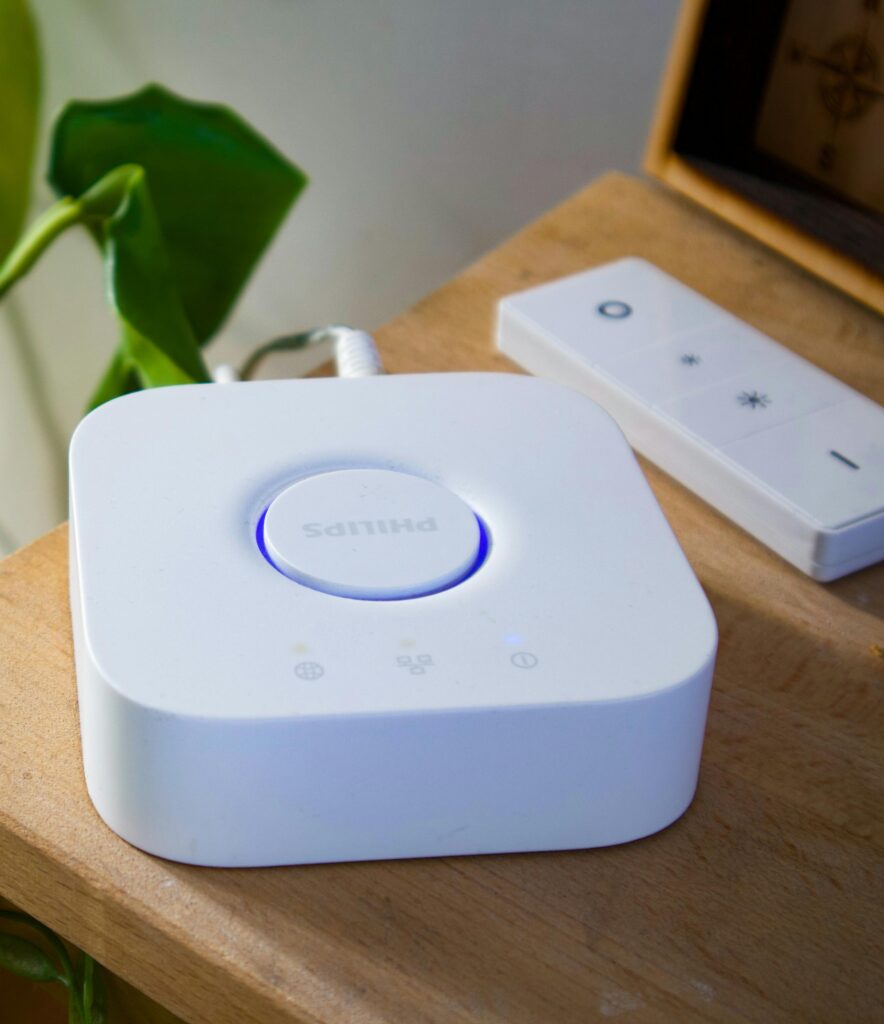 Slimme verlichting, speakers en sensoren professioneel aangesloten.